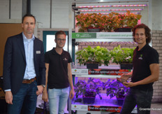 Hortilux en Green Simplicity stonden samen op de Aardbeien Demodag. Hier op de foto krijgen Kurt Zwemstra (Hortilux) en Wessel van Paassen (Green Simplicity) bezoek van Peter van Hulten van Van der Avoird Trayplant. Het bedrijf maakt dankbaar gebruik van een klimaatcel van Green Simplicity om proeven mee te doen.